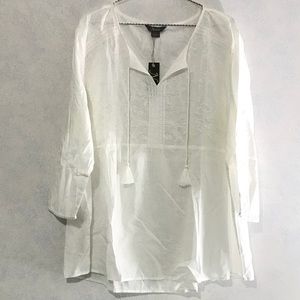 Embroidered white floral top NWT 😍